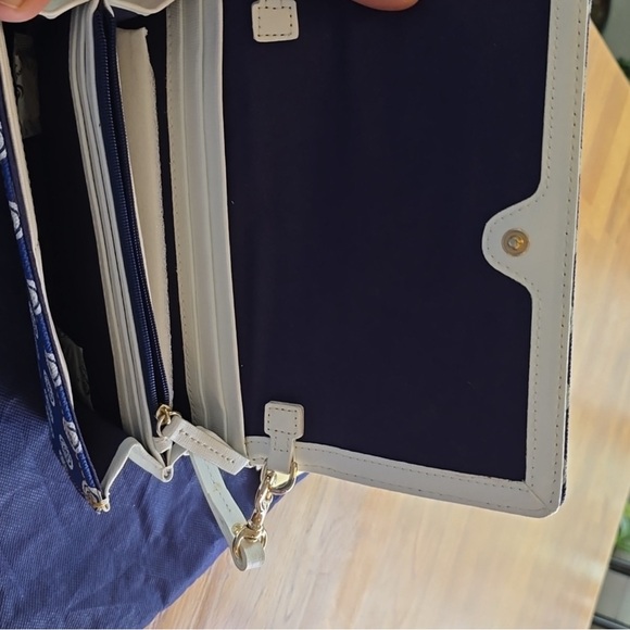 NWT Dooney & Bourke Crossbody Wallet - Picture 5 of 11